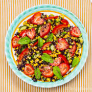 Gebratener Lachs & Salat mit schwarzem Reis, Mais, Erdbeeren und mehr