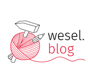 Logo des Wesel Blog mit rotem Garnball, Nadel und Schreibfeder, symbolisiert kreative Handarbeit und DIY-Projekte im Bereich Handgemachtes.