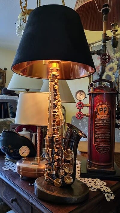 Goldener Saxophon-Tischlampe im Vintage-Stil perfekt für Wohnzimmer und kreative Dekorationen.