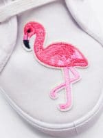 Upcycling: Schuhe mit Flamingo Patches und Pompoms selber machen