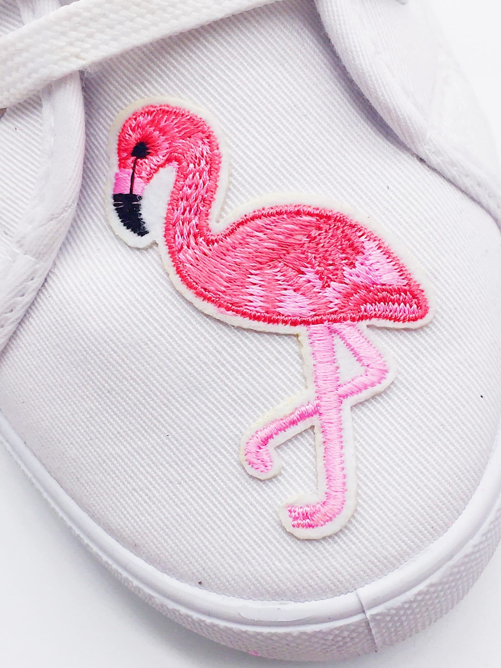 Upcycling: Schuhe mit Flamingo Patches und Pompoms selber machen