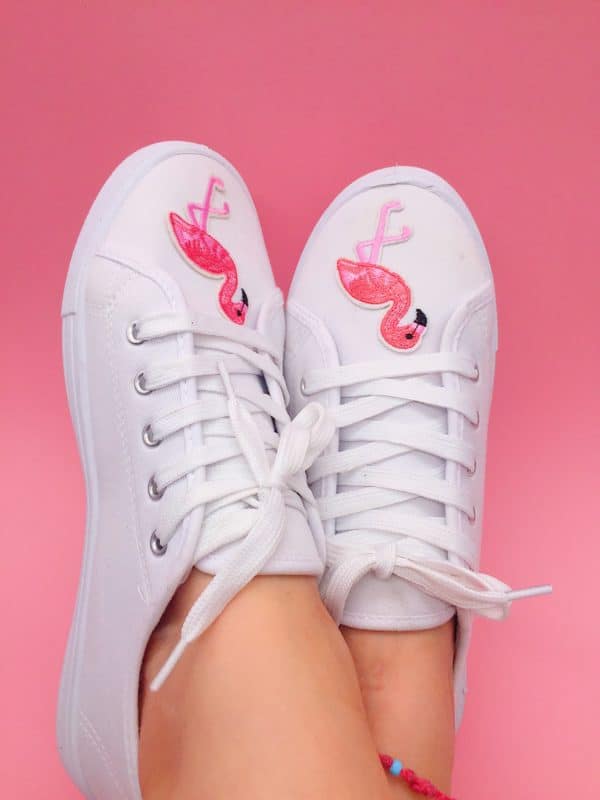 Upcycling: Schuhe mit Flamingo Patches und Pompoms selber machen
