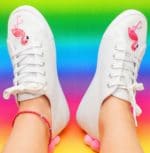 Upcycling: Schuhe mit Flamingo Patches und Pompoms selber machen