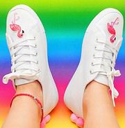 Upcycling: Schuhe mit Flamingo Patches und Pompoms selber machen