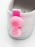 Upcycling: Schuhe mit Flamingo Patches und Pompoms selber machen