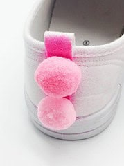 Upcycling: Schuhe mit Flamingo Patches und Pompoms selber machen