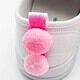 Upcycling: Schuhe mit Flamingo Patches und Pompoms selber machen