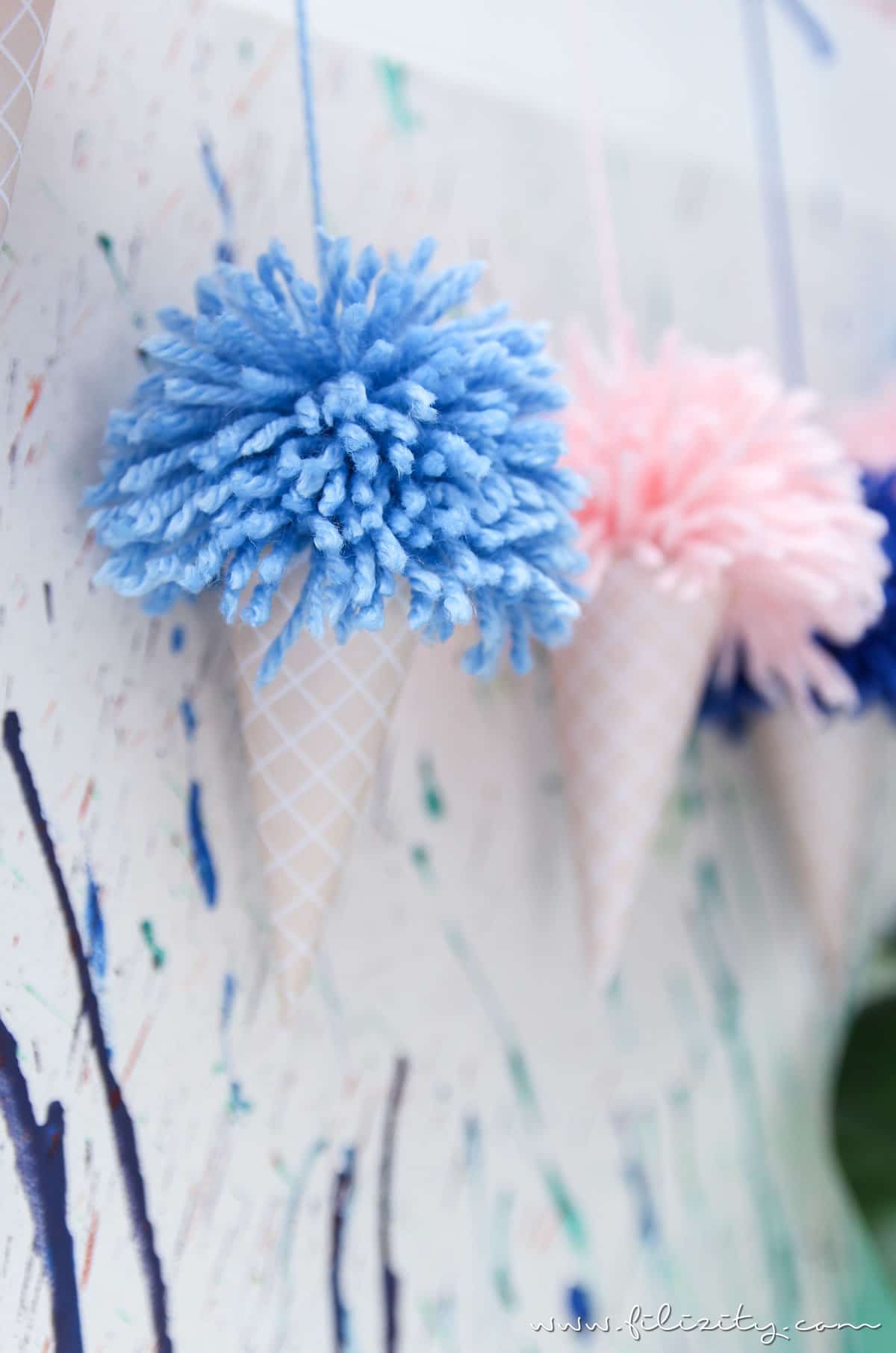Eis-Girlande mit Pom Pons