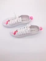 Upcycling: Schuhe mit Flamingo Patches und Pompoms selber machen