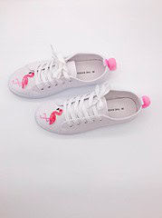 Upcycling: Schuhe mit Flamingo Patches und Pompoms selber machen