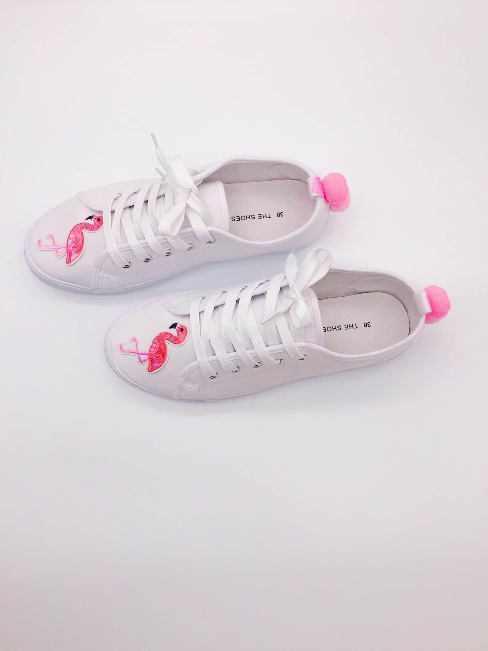 Upcycling: Schuhe mit Flamingo Patches und Pompoms selber machen