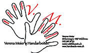 Handgezeichnetes Logo mit Hand und Fingern, die verschiedene kreative Handwerksarten wie Nähen, Stricken, Häkeln, Basteln, Sticken, Fotografieren und Kommunikation darstellen, für Handmade Kultur.