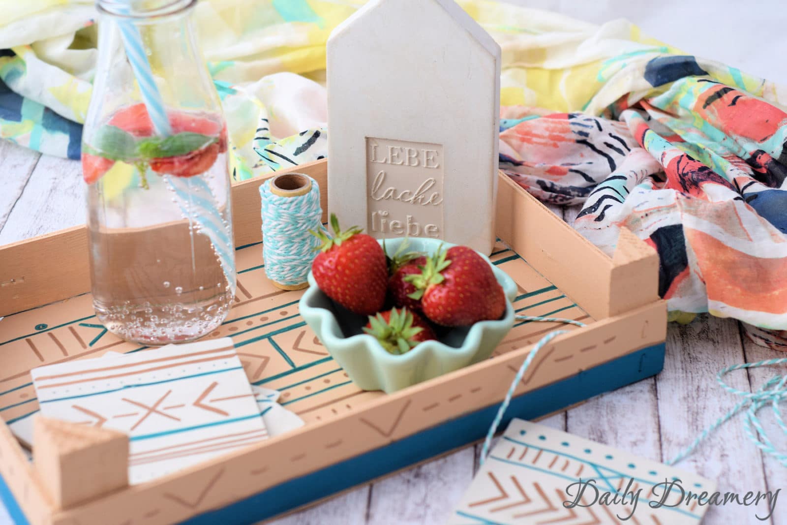 Mudcloth-inspiriertes Tablett aus einer Obstkiste