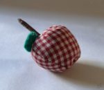 Dekorationsobjekt Apfel – gehäkelt und genäht