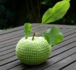 Dekorationsobjekt Apfel – gehäkelt und genäht