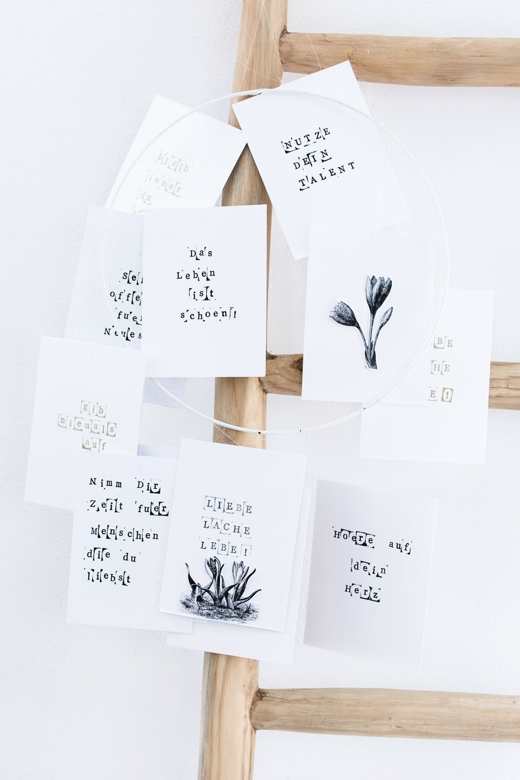 Poesie zum Aufhängen: DIY Papier Mobile