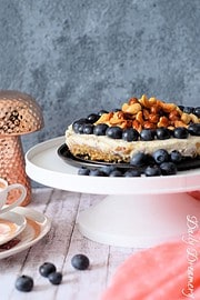 Veganer No-Bake-Cheesecake mit karamellisierten Nüssen