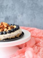 Veganer No-Bake-Cheesecake mit karamellisierten Nüssen