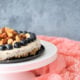 Veganer No-Bake-Cheesecake mit karamellisierten Nüssen