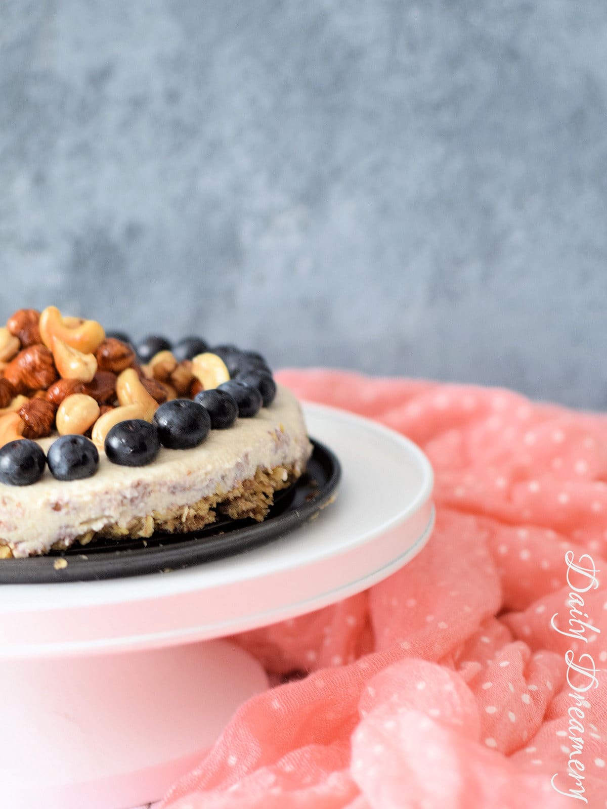 Veganer No-Bake-Cheesecake mit karamellisierten Nüssen