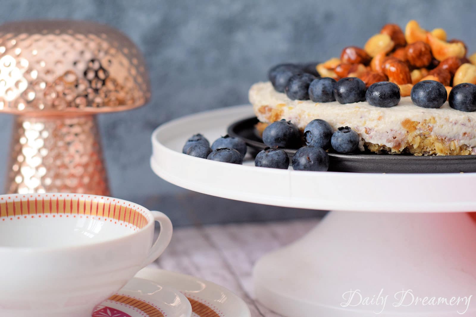 Veganer No-Bake-Cheesecake mit karamellisierten Nüssen