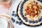 Veganer No-Bake-Cheesecake mit karamellisierten Nüssen