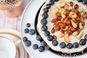 Veganer No-Bake-Cheesecake mit karamellisierten Nüssen
