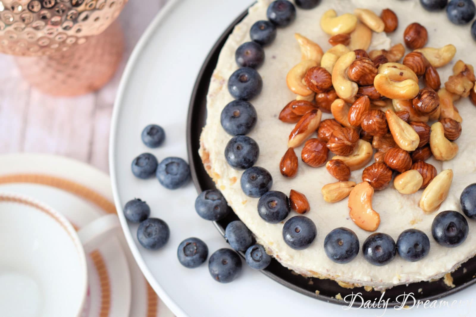 Veganer No-Bake-Cheesecake mit karamellisierten Nüssen