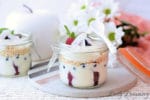 Veganes Schichtdessert im Glas mit Beeren und Quinoa