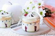 Veganes Schichtdessert im Glas mit Beeren und Quinoa