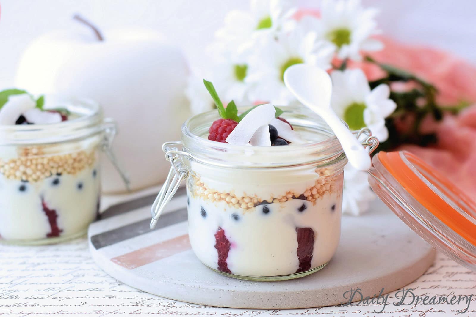 Veganes Schichtdessert im Glas mit Beeren und Quinoa