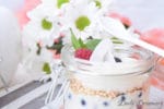 Veganes Schichtdessert im Glas mit Beeren und Quinoa
