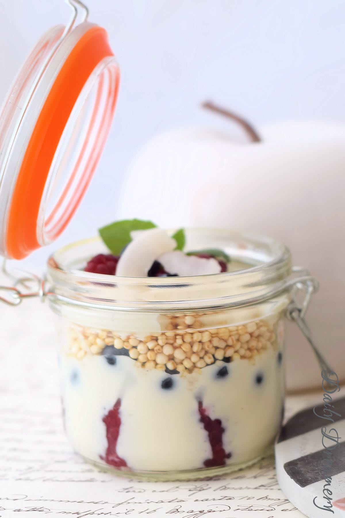 Veganes Schichtdessert im Glas mit Beeren und Quinoa