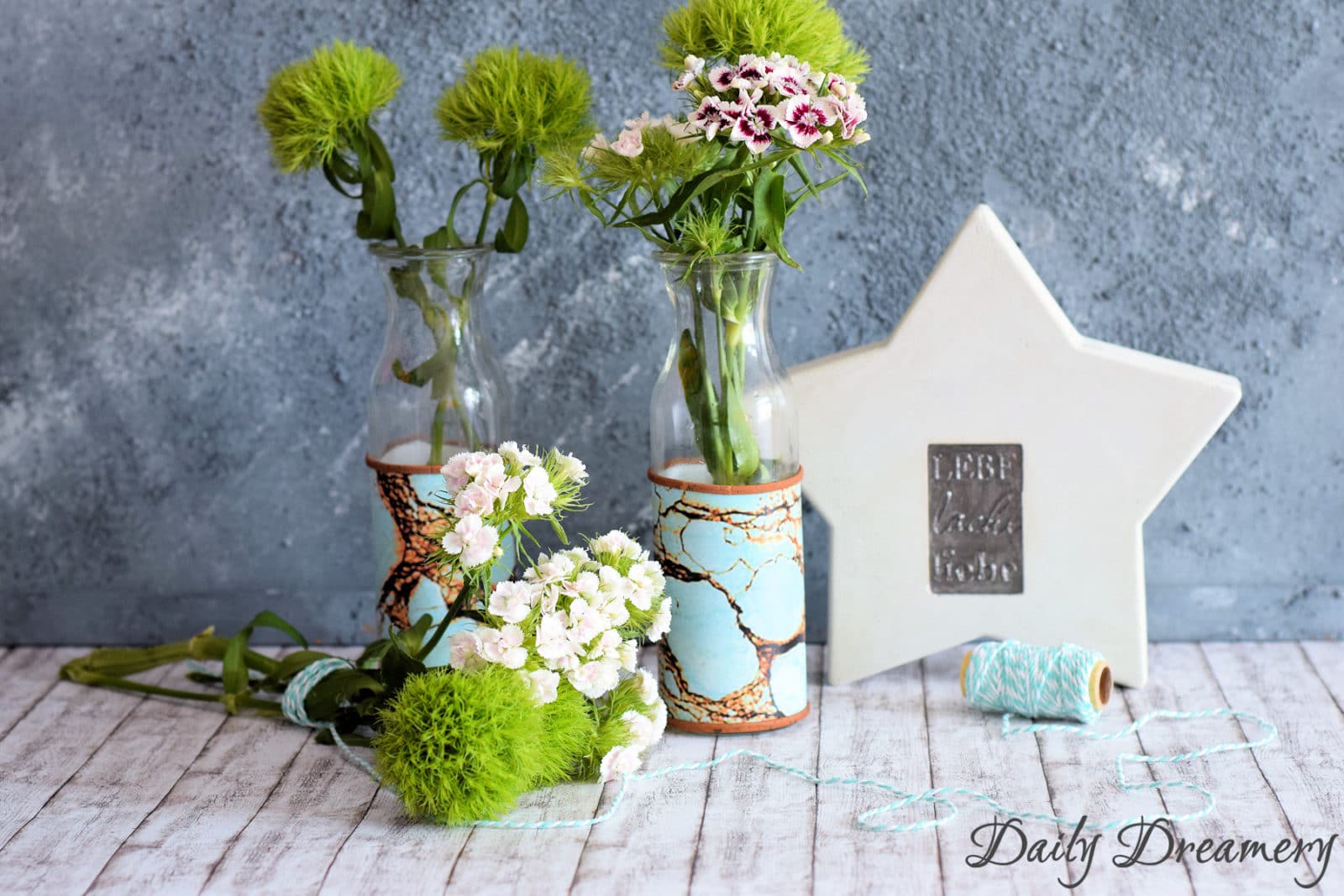 Moderne Design-Vase mit Klebefolien und Korkband