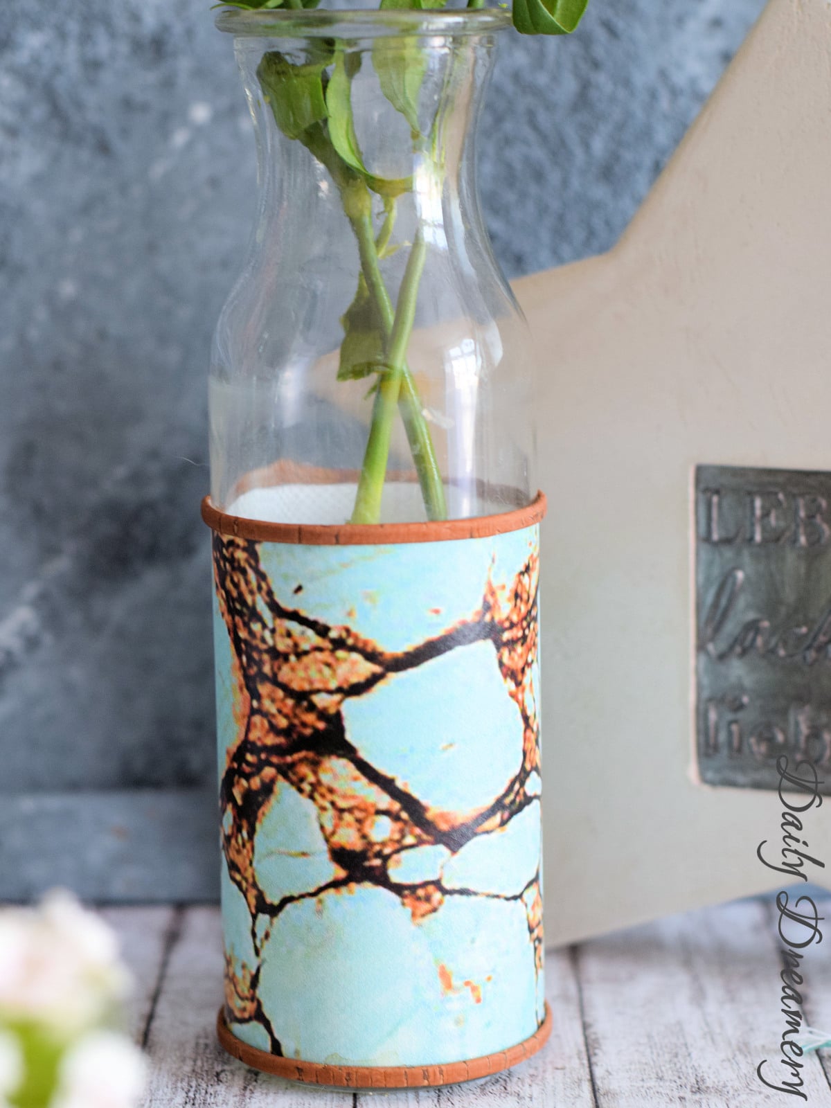 Moderne Design-Vase mit Klebefolien und Korkband