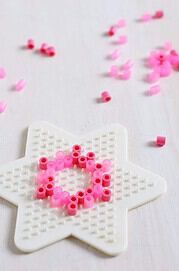 DIY Bedrucktes Geschenkpapier aus Bügelperlen