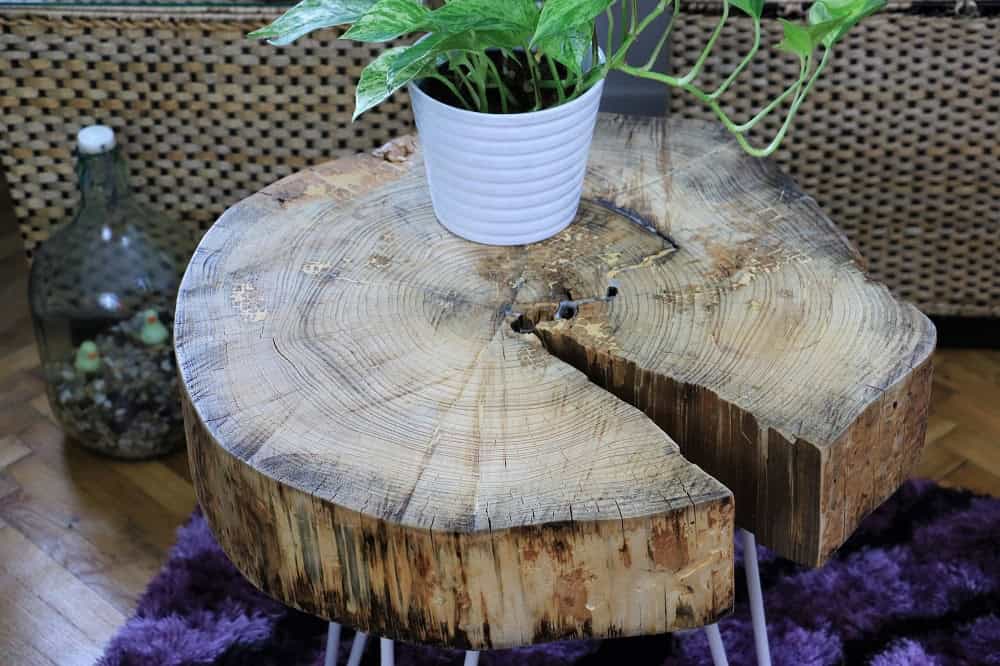 DIY Tischchen aus einer Holzscheibe