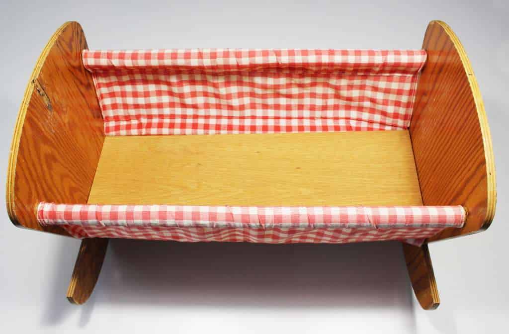 Puppenwiege aufbereiten – aus Alt mach Neu