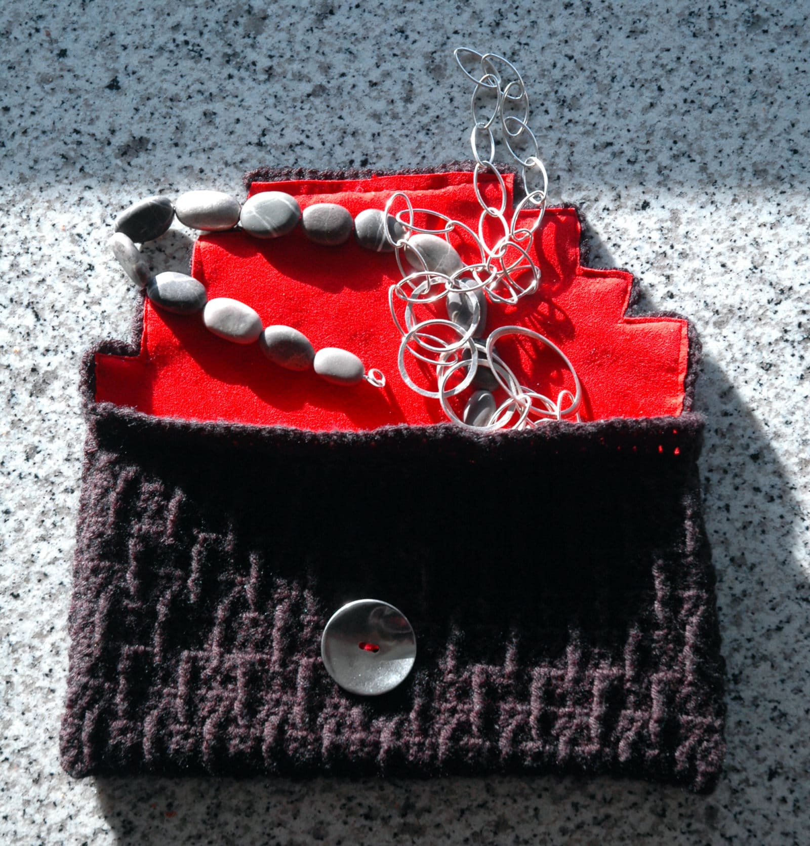 Häkelclutch mit samtweichem Futter