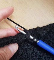 Häkelclutch mit samtweichem Futter