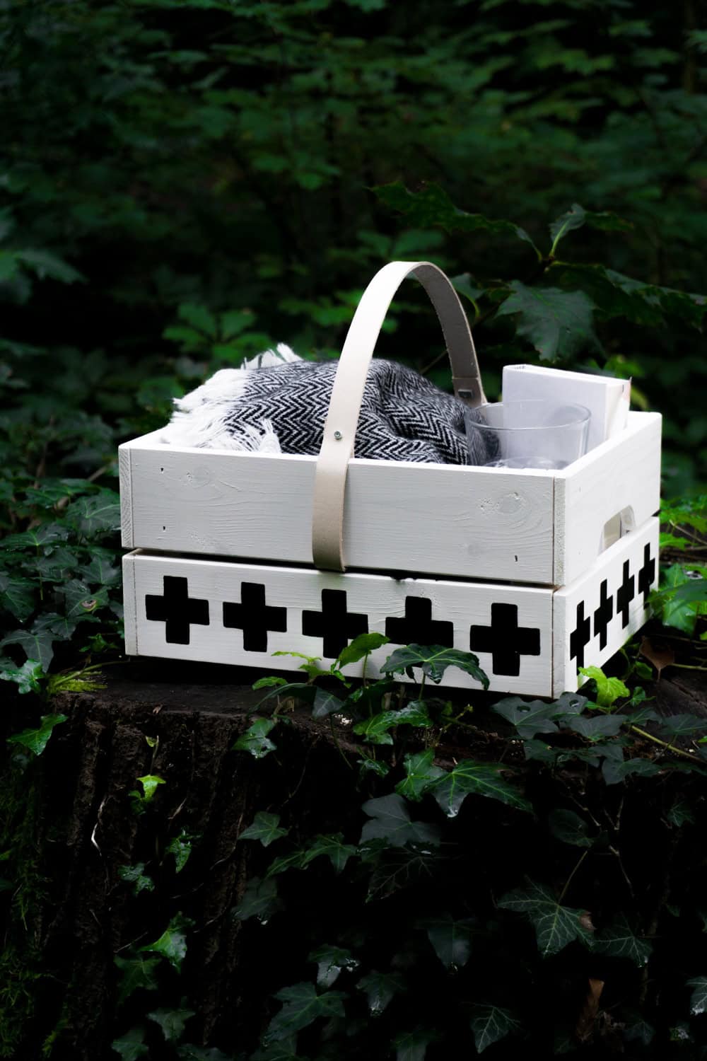 Picknickkorb aus Obstkiste basteln – mit Lederdetails