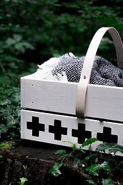 Picknickkorb aus Obstkiste basteln – mit Lederdetails