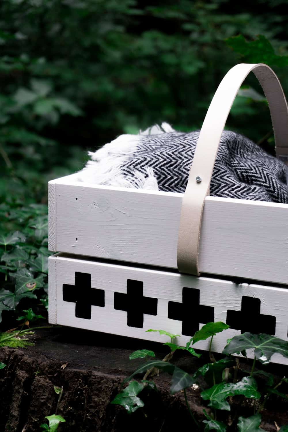 Picknickkorb aus Obstkiste basteln – mit Lederdetails