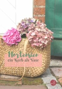 Hortensien im Herbst: ein Korb als Vase
