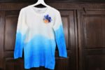 Vogel-Blumenanstecker auf Dip Dye Pullover