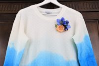 Vogel-Blumenanstecker auf Dip Dye Pullover