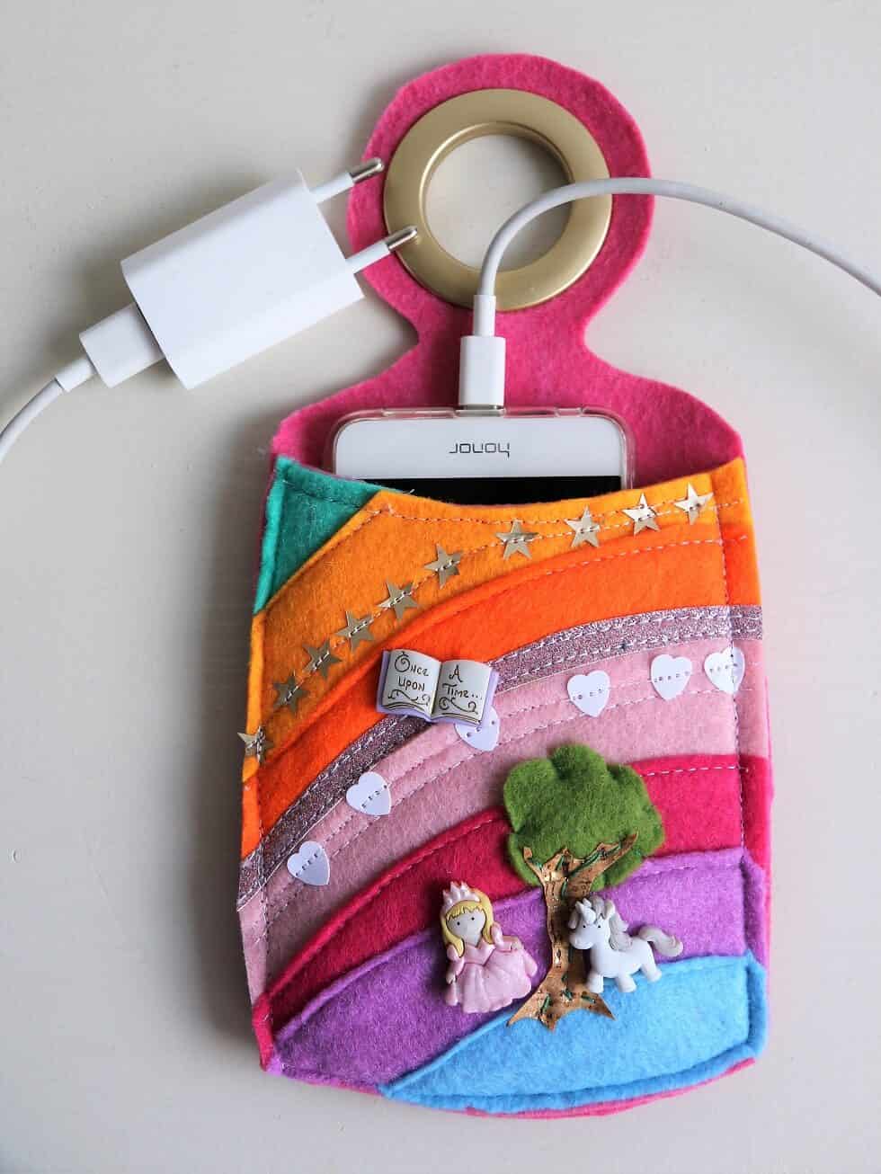 Schnittmuster: Handy-Ladetasche aus Filz nähen