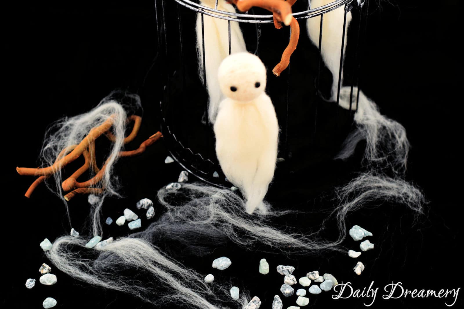 schaurig süße Filz-Geister – witzige Halloween-Deko zum Nachmachen