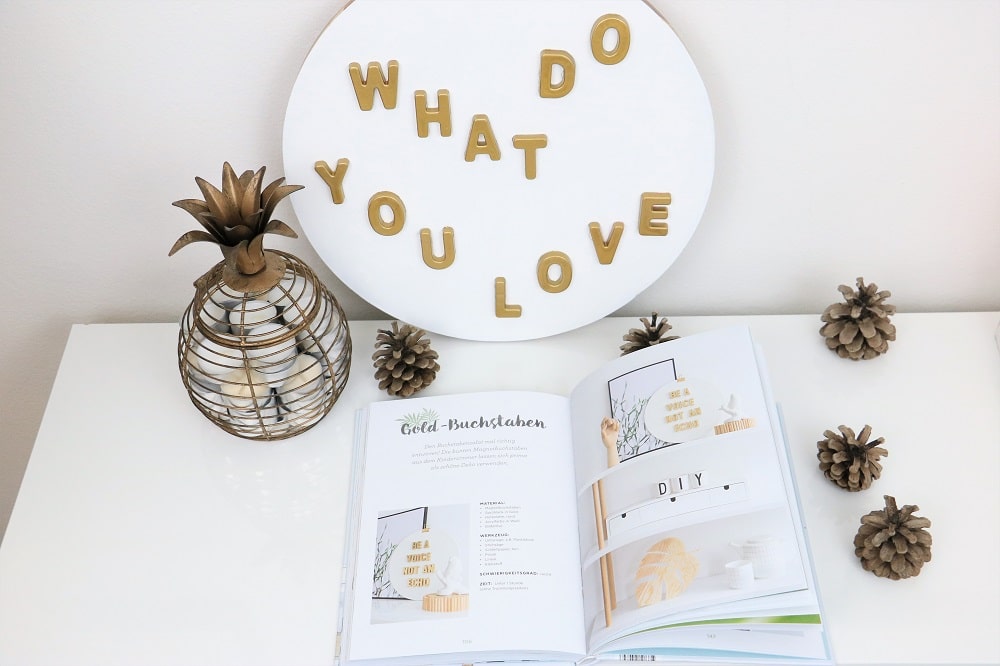 Gold-Buchstaben Schild aus „Naturliebe“ – Buchinspiration