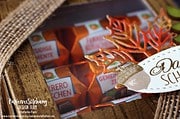 Herbstliche Verpackung mit der Pizzaschachtel & Küsschen